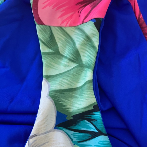 Backless One piece - Picture 8 of 8